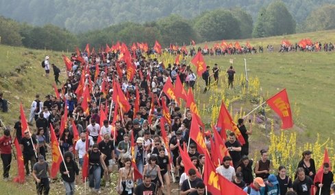 Δείτε βίντεο με μέλη της ΚΝΕ να βαδίζουν στο Βίτσι φωνάζοντας συνθήματα - Οι αιχμές Κουτσούμπα κατά Τσίπρα στην αντιιμπεριαλιστική κατασκήνωση