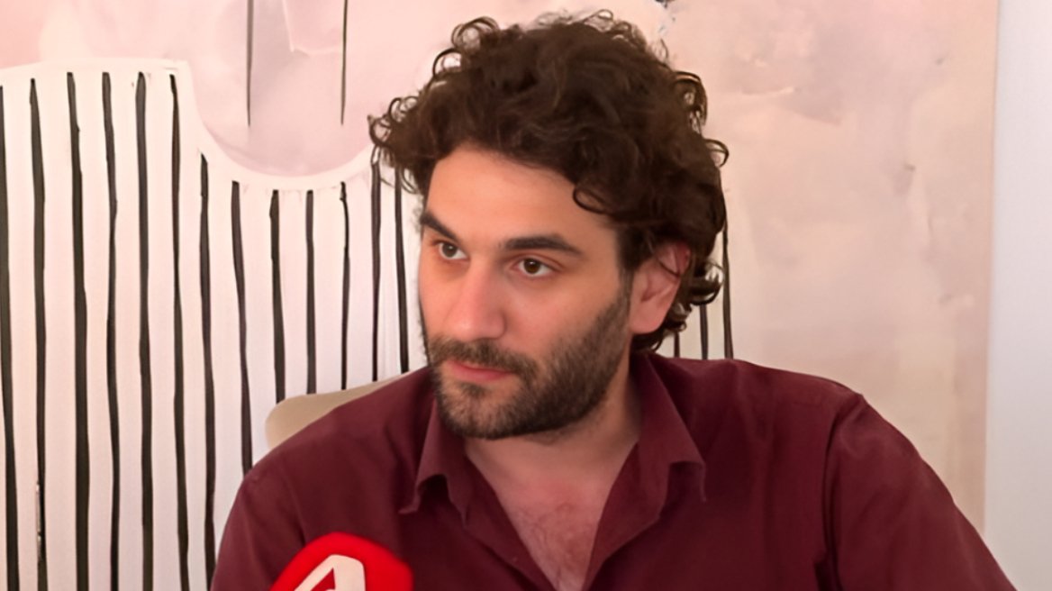 «Δεν υπάρχει άνθρωπος που να ήταν δεμένος με τον πατέρα του και να μην του λείπει, αλλά μαθαίνεις να ζεις με την απώλεια», είπε ο γιος του Κώστα Χαρδαβέλλα