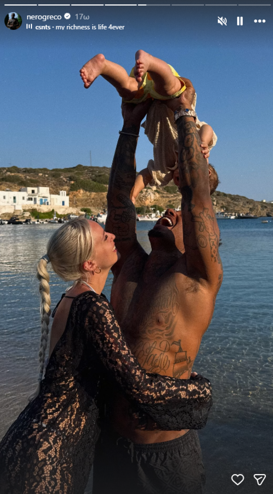 O Light με τη σύζυγό του και τον γιο τους στη θάλασσα, δείτε φωτογραφία