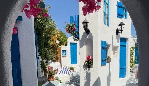 Ένα σπίτι στην Ελβετία κρύβει μια μικρογραφία κυκλαδίτικου νησιού στον κήπο του  