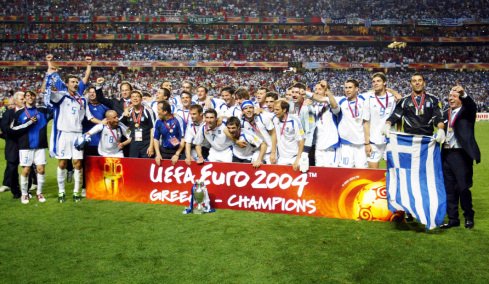 Πέρασαν 22 χρόνια από το θαύμα του Euro 2004: Όταν η Ελλάδα νίκησε 1-0 την Πορτογαλία στον τελικό και σόκαρε το παγκόσμιο ποδόσφαιρο