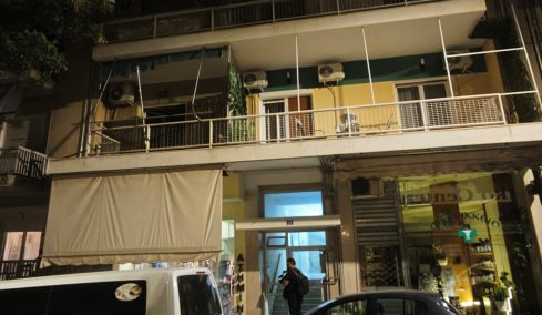 Θρίλερ στο Παγκράτι: Σορός άνδρα σε προχωρημένη σήψη μέσα σε διαμέρισμα, προσήχθη ο αδερφός του - Μαρτυρία από γειτόνισσα για δολοφονία
