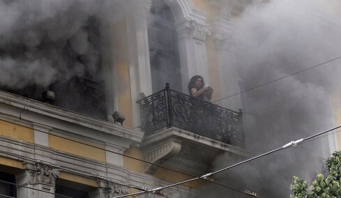 Συνελήφθησαν δύο 42χρονοι για τον εμπρησμό στη Marfin με τους τρεις νεκρούς το 2010, αναζητείται μία 46χρονη 