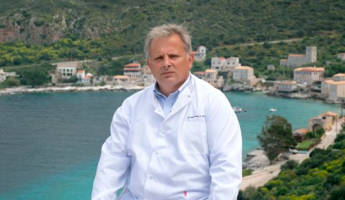 Ο διευθυντής του Κέντρου Υγείας Αρεόπολης οδήγησε ασθενοφόρο ο ίδιος, για να βοηθήσει τραυματία - «Γιατρός πρότυπο», τα εύσημα Γεωργιάδη