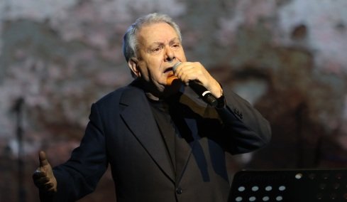 Ο Μητσιάς απήγγειλε τον «Γιάννη τον φονιά» του Γκάτσου επειδή ο γιος του Χατζιδάκι απαγόρευσε να τον τραγουδήσει, «αίσχος» φώναξαν θεατές στο Δίον