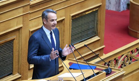 Μητσοτάκης στη Βουλή: Μείωση 10 λεπτών στη βενζίνη και 5 στο ντίζελ έως τέλος Αυγούστου μετά από συνεννόηση με τα διυλιστήρια