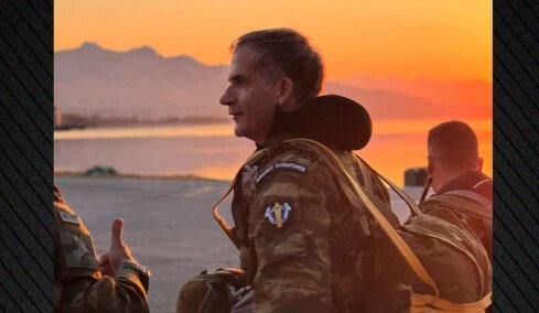 Επανεκπαιδεύτηκε ως έφεδρος αλεξιπτωτιστής και πραγματοποίησε δύο άλματα ο Μπακογιάννης, «τιμή η κλήση, καθήκον η ανταπόκριση» είπε   