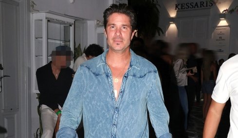 Ο Νίκος Οικονομόπουλος δώρισε 10.000 ευρώ για να καλύψει τα έξοδα εξειδικευμένου χειρουργείου ενός μικρού παιδιού
