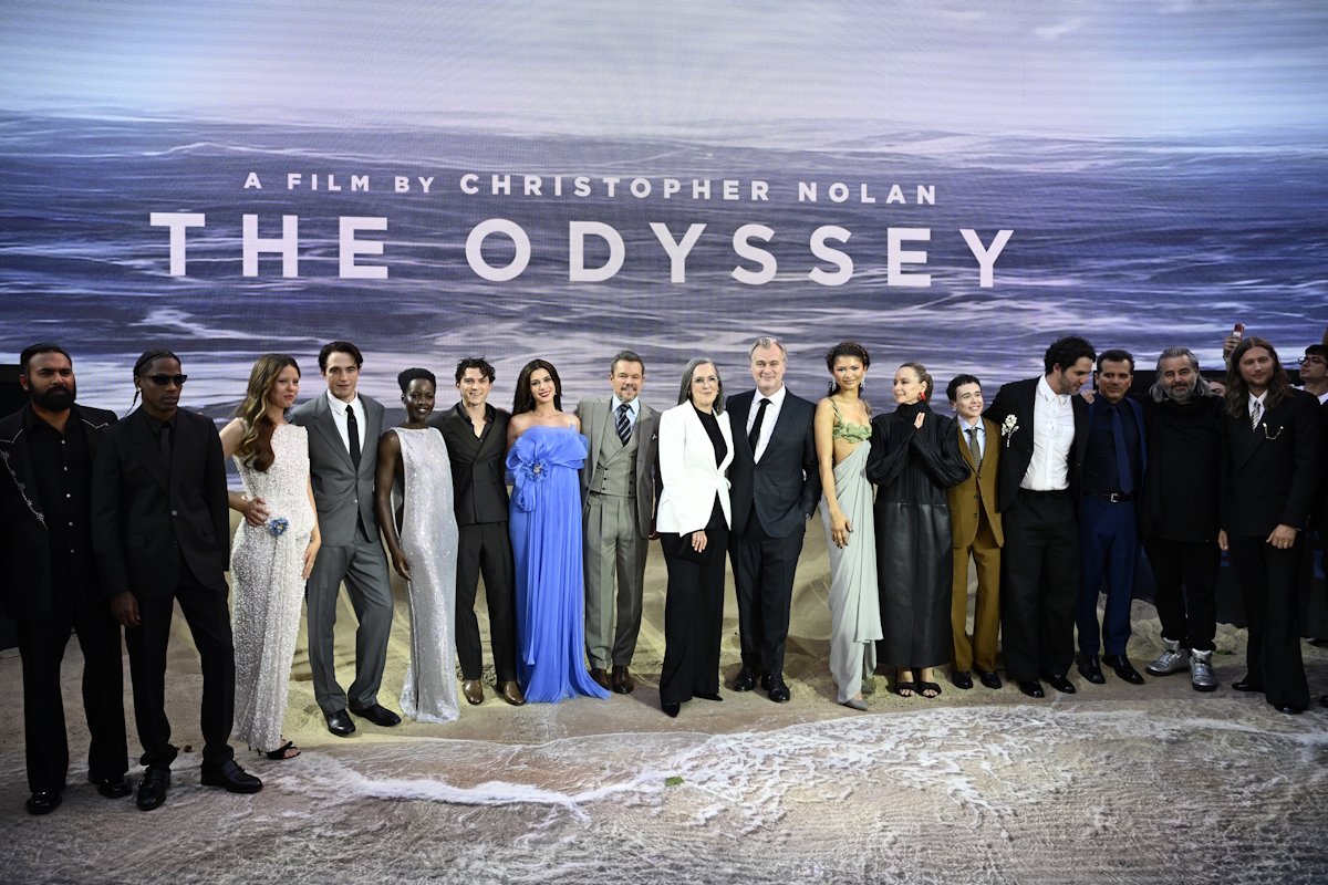 Σαρλίζ Θερόν, Χιμές Πατέλ, Τράβις Σκοτ, Μία Γκοθ, Ρόμπερτ Πάττινσον, Λουπίτα Νιόνγκο, Τομ Χόλαντ, Άν Χάθαγουεϊ, Ματ Ντέιμον, η πρόεδρος της Universal Pictures Ντόνα Λάνγκλεϊ, Έμμα Τόμας, Κρίστοφερ Νόλαν, Μπράιαν Λ. Ρόμπερτς, Ζεντάγια, Σαμάνθα Μόρτον, Έλιοτ Πέιτζ, Μπένι Σάφντι, καλεσμένος, Τζον Λεγκουίζαμο, Χόιτε φαν Χόιτεμα και Λούντβιχ Γκοράνσον παρευρέθηκαν στην παγκόσμια πρεμιέρα της ταινίας «The Odyssey» στο Odeon Luxe Leicester Square στο Λονδίνο