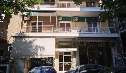 «Εδώ και έναν χρόνο δεν έβγαιναν έξω, μύριζε πολύ εδώ και 10 μέρες»: Τι λένε οι γείτονες για τον άνδρα σε προχωρημένη σήψη στο Παγκράτι