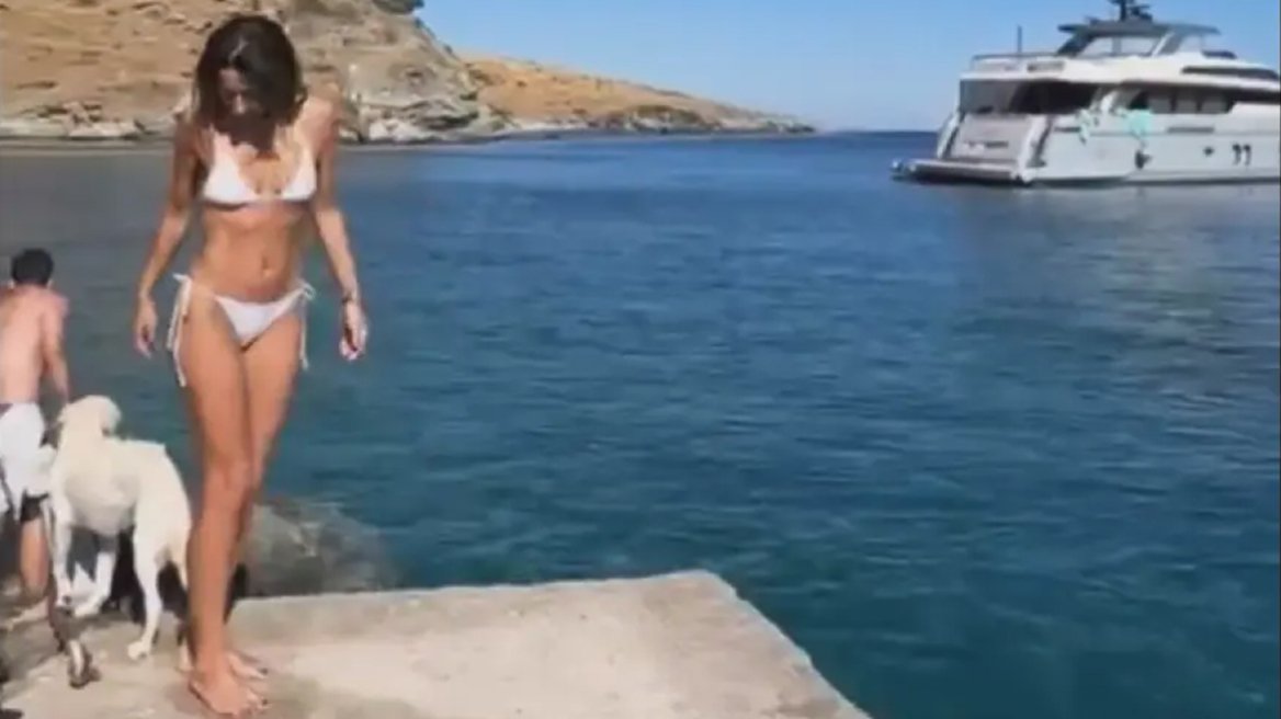 Οι βουτιές της Κατερίνας Παπουτσάκη με λευκό μπικίνι στην Κύθνο και η φωτογραφία με το τατουάζ-κοχύλι, δείτε βίντεο