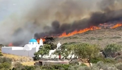Οκτώ συλλήψεις για τις φωτιές σε όλη την Ελλάδα, ανάμεσά τους ο δήμαρχος κι ο αντιδήμαρχος Πάρου, εργολάβος και δημοτικός υπάλληλος για τον ΧΥΤΑ