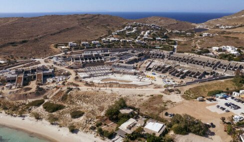 Τι λέει η εταιρεία που χτίζει το ξενοδοχείο με τις 46 πισίνες στην Παροικιά και η απάντηση του protothema.gr