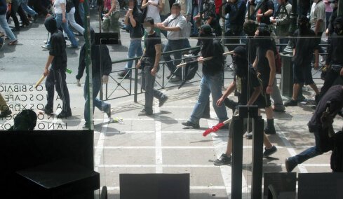 «Είχαν στολή για να ξεχωρίζουν, δεν το είχαμε δει ποτέ μέχρι τότε»:  Η μαρτυρία και τα καρέ του δημοσιογράφου για τους 3 της Marfin