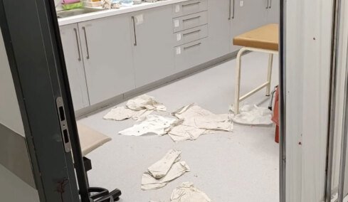 Χάος στο Θριάσιο: Ρομά έσπασαν τζάμια και επιτέθηκαν σε γιατρούς επειδή καθυστέρησε αξονική συγγενή τους, δύο συλλήψεις