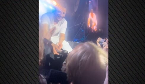 92χρονη πήγε σε συναυλία του Σάκη Ρουβά: Ήρθα κρυφά είπε και ο τραγουδιστής κατέβηκε από τη σκηνή και τη φίλησε, δείτε βίντεο