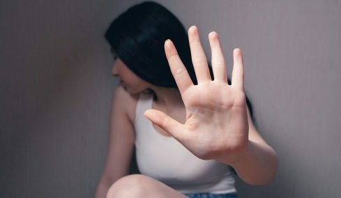 Εισαγγελέας για ομαδικό βιασμό 19χρονης στο ΑΤ Ομόνοιας: «Δεν συνάδει η εικόνα της με αυτή του φοβισμένου θύματος βίας»  
