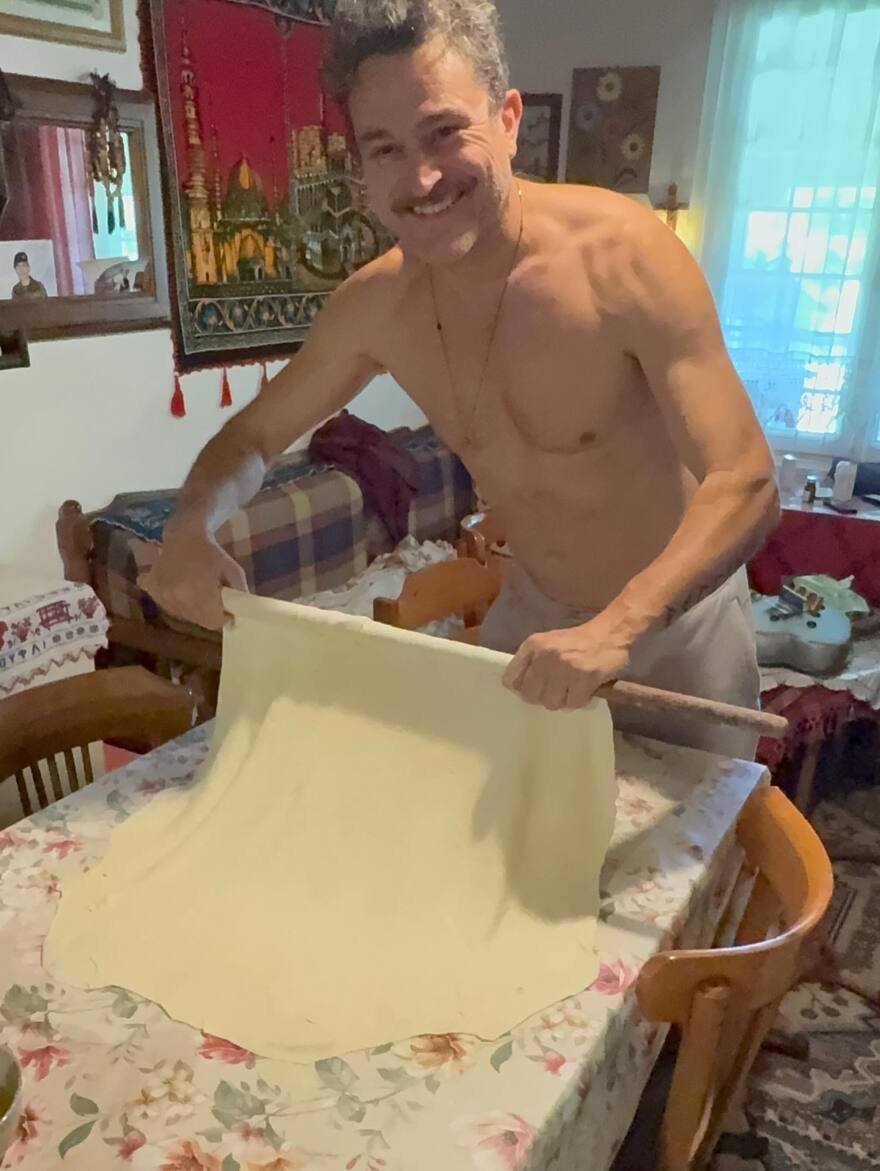 Ο Γιώργος Καραμίχος ανοίγει φύλλο και φτιάχνει βλάχικη πίτα με τους γονείς του, δείτε φωτογραφίες