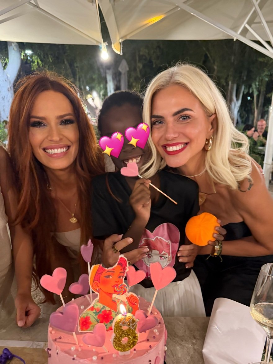 Ο φερόμενος νέος σύντροφος της Σίσσυς Χρηστίδου πόζαρε με τη βαφτιστήρα της, δείτε φωτογραφία