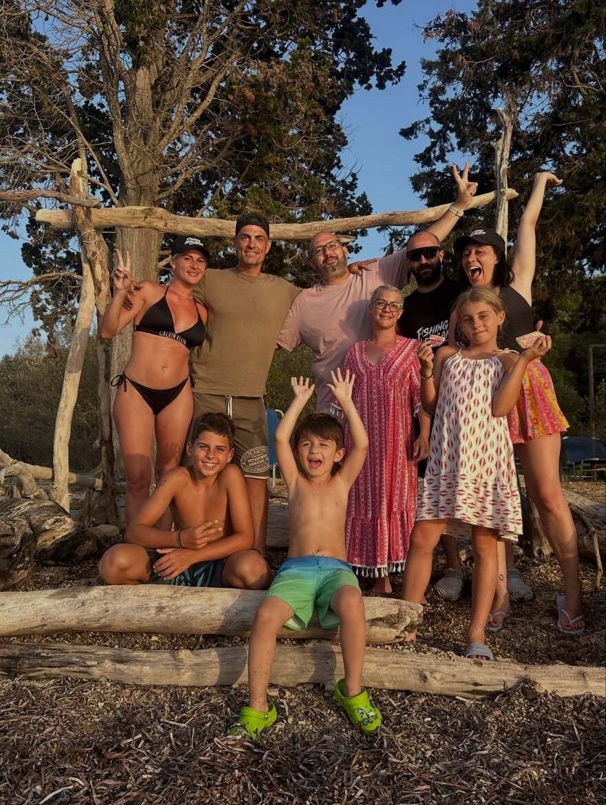 Ο Στέλιος Χανταμπάκης και η Όλγα Πηλιάκη έκαναν διακοπές στην Κέρκυρα μαζί με τα παιδιά τους, δείτε φωτογραφίες
