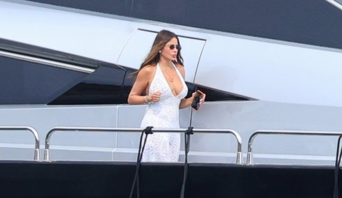 Νέες φωτογραφίες από τις διακοπές της Σοφία Βεργκάρα στη Μύκονο, διασκέδασε σε σκάφος με τη Μαρίνα Βερνίκου