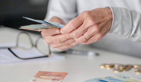 Συντάξεις χηρείας: Ποιοι θα δουν από τον Σεπτέμβριο αύξηση κατά 50% μετά την κατάργηση των περικοπών
