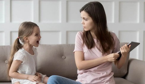 Γονείς: 4 τρόποι να τους πάρετε το κινητό χωρίς ξεσπάσματα και κλάματα  