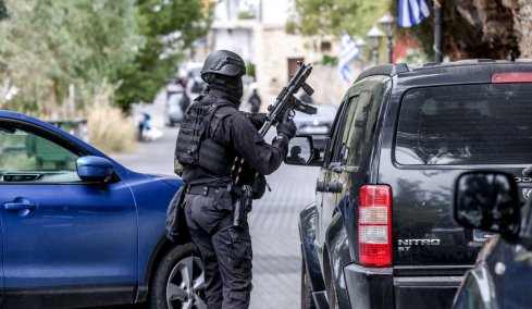 «Θα πάρω τους φουσκωτούς και θα πάω εκεί, θα έπρεπε να συλλάβεις τον δήμαρχο»: Οι συνομιλίες με τον αξιωματικό διοικητή υπηρεσίας που εμπλέκεται στη μαφία των Χανίων