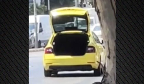 Οδηγός ταξί κατέβασε τους πελάτες και έφυγε με ανοιχτό το πορτμπαγκάζ για να μην δουν τις πινακίδες του, δείτε βίντεο