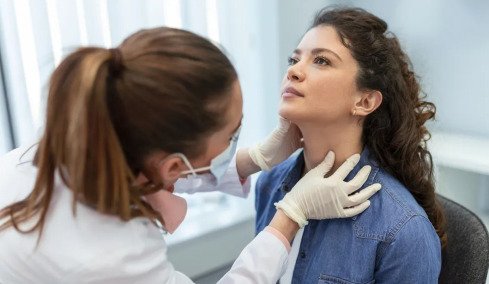 Όζος στον θυρεοειδή: Πότε πρέπει να μας ανησυχήσει; Η ενδοκρινολόγος εξηγεί