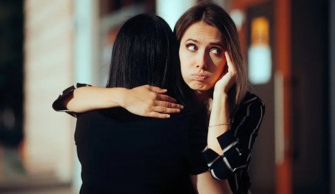 Τοξικές φιλίες: Γιατί μένουμε σε σχέσεις που μας κάνουν κακό – Μια ψυχολόγος εξηγεί  
