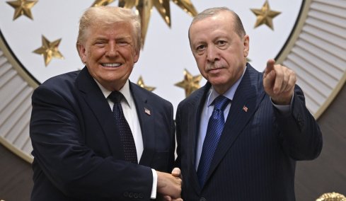 Ο Τραμπ αλλάζει τις ισορροπίες στο ΝΑΤΟ: Στήριξη σε Ερντογάν, επίθεση στους Ευρωπαίους και παζάρι για τα F-35