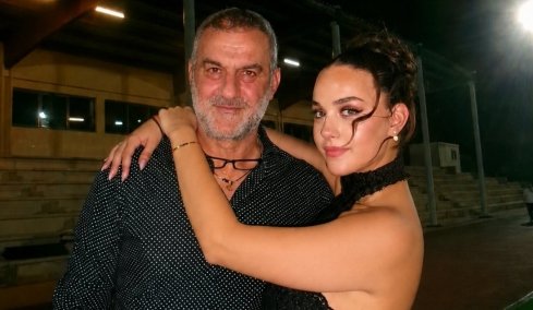 Η κόρη της Γωγώς Μαστροκώστα και του Τραϊανού Δέλλα αποφοίτησε από το σχολείο: Τα τρυφερά λόγια για τη μητέρα της και το «ευχαριστώ» στον πατέρα της  