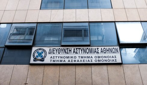 Ένοχοι κατά πλειοψηφία οι δυο αστυνομικοί για τον βιασμό 19χρονης μέσα στο ΑΤ Ομόνοιας