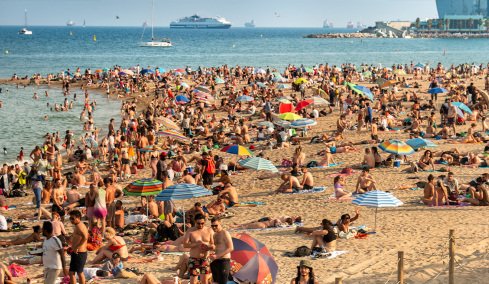 Η Ισπανία δίνει το παράδειγμα: Πρόστιμο έως 750 ευρώ για μια συνήθεια που πολλοί κάνουν και στις ελληνικές παραλίες  