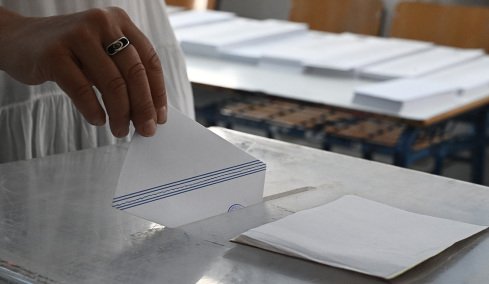 Metron Analysis: Στο 30,4% ανέβηκε η ΝΔ, στο 17,1% η ΕΛΑΣ, στο 11,4% το ΠΑΣΟΚ, στο 7,5% η Καρυστιανού με πτώση σχεδόν 3 μονάδων