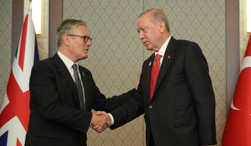 Ο Ερντογάν έκανε δώρο στους ηγέτες του ΝΑΤΟ (και στον Μητσοτάκη) από ένα... περίστροφο και σφαίρες - Γιατί ο Στάρμερ το άφησε στην Τουρκία  
