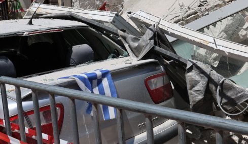 Ποιος πληρώνει για τα αυτοκίνητα που καταστράφηκαν από την κατάρρευση της πολυκατοικίας;