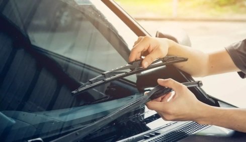 Αλλάζουν με το ζόρι τους υαλοκαθαριστήρες και απαιτούν χρήματα