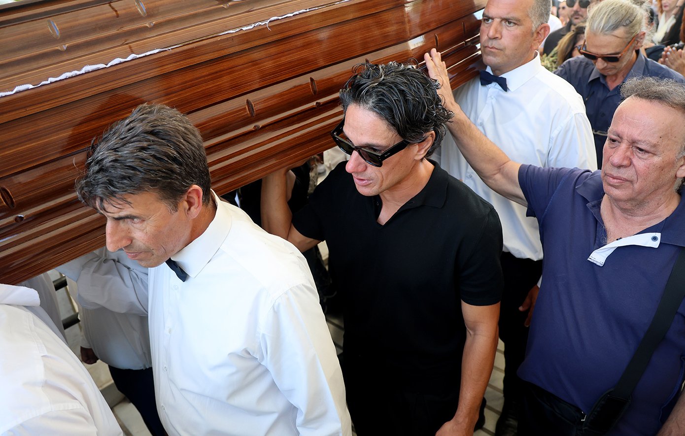 Πάνος Βλάχος στην κηδεία του Νίκου Καλογερόπουλου