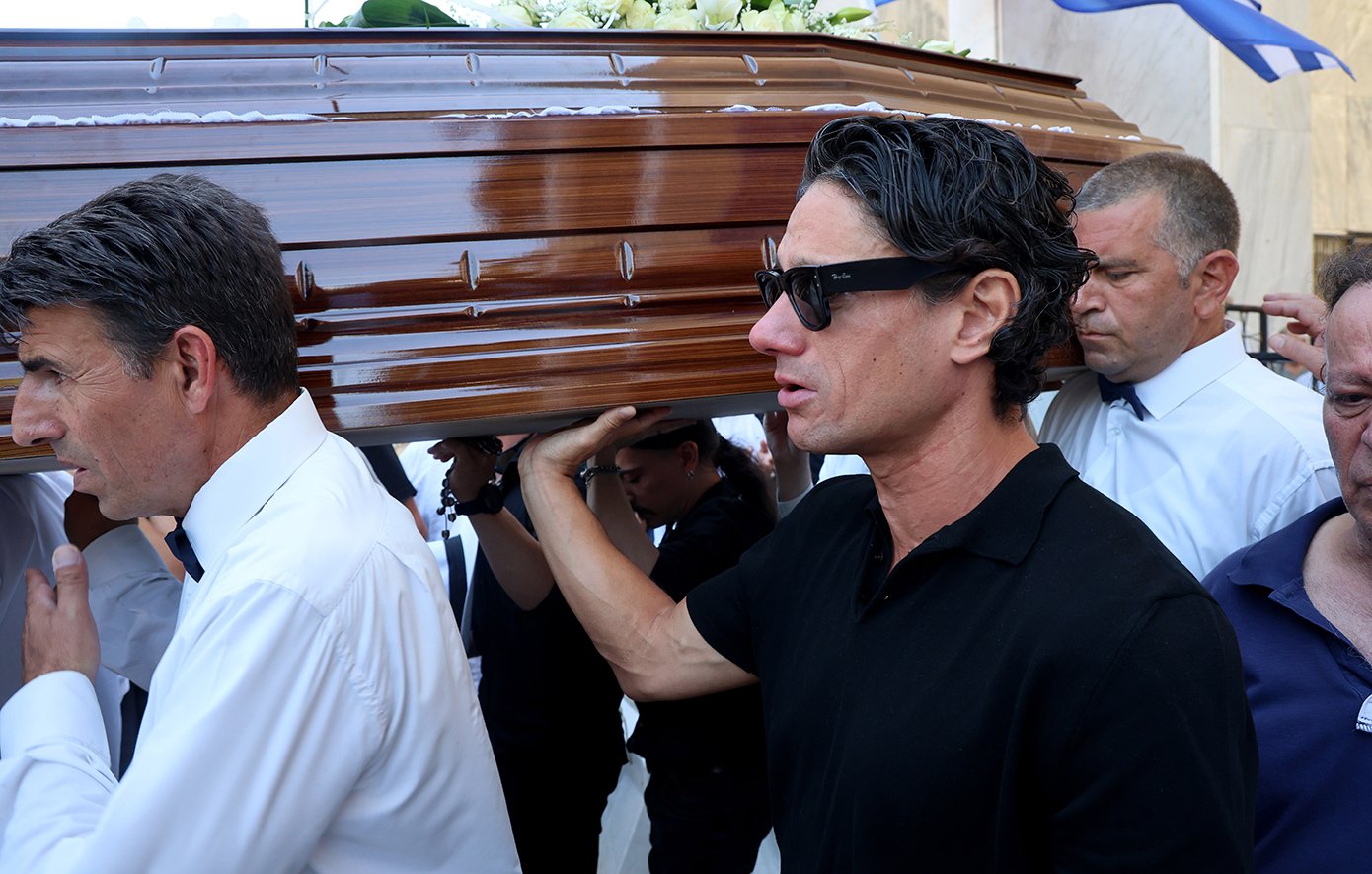 Πάνος Βλάχος στην κηδεία του Νίκου Καλογερόπουλου