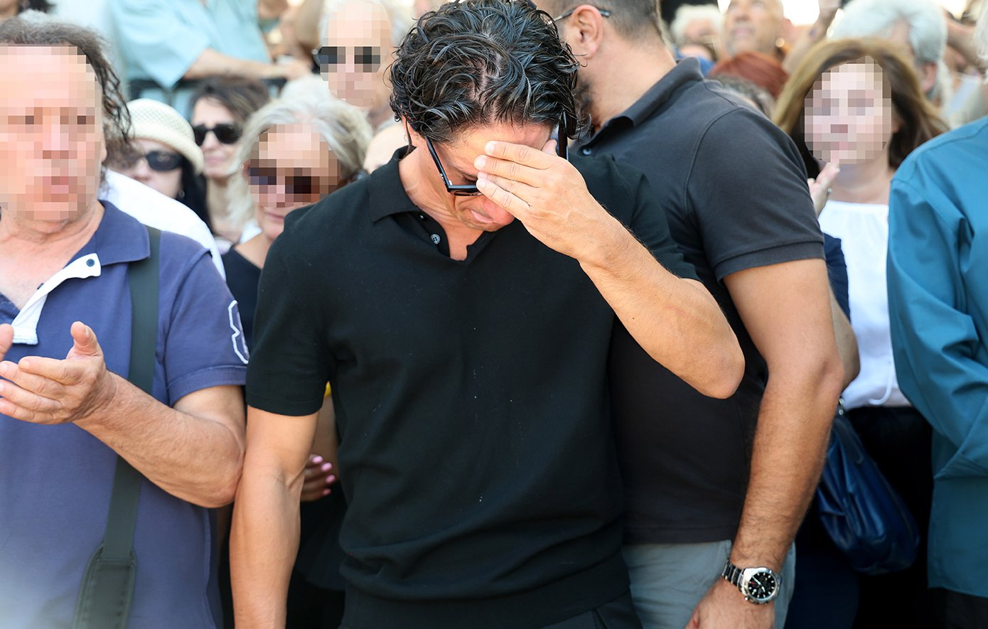 Πάνος Βλάχος στην κηδεία του Νίκου Καλογερόπουλου
