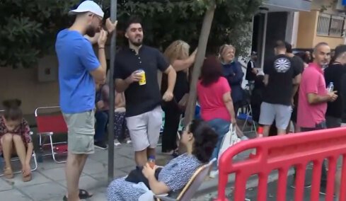 Κοιμήθηκαν έξω από το Α.Τ. Τούμπας στη Θεσσαλονίκη για να εκδώσουν διαβατήριο με την παλαιού τύπου ταυτότητα, δείτε βίντεο 