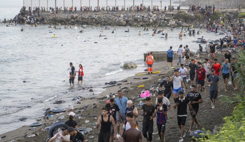 Τραγωδία δίχως τέλος: 57 νεκροί κατά την απόπειρα χιλιάδων μεταναστών να φτάσουν στη Θέουτα - Επίθεση και προσβολή της εδαφικής μας ακεραιότητας, λέει ο Σάντσεθ