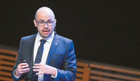 Σερ Ντέμης Χασάμπης: Ποιος είναι ο Έλληνας νέος «εγκέφαλος» του τμήματος AI της Google