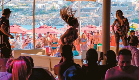 Στα decks της Μυκόνου: Οι διάσημοι dj, οι αμοιβές τους και οι sold out ξέφρενες μέρες και νύχτες