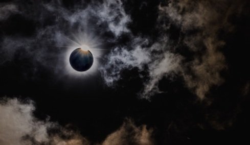 Σήμερα η πρώτη ολική έκλειψη ηλίου μετά από 27 χρόνια: Πού θα γίνει ορατή, τι ισχύει για την Ελλάδα και τι θα συμβεί με την ηλεκτροδότηση 