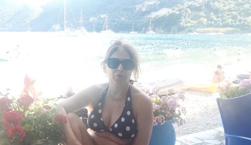 Η φωτογραφία της Ελένης Ράντου από τις διακοπές της στη Λευκάδα με μαγιό: «Δεν είναι νησί, είναι θεραπεία», έγραψε