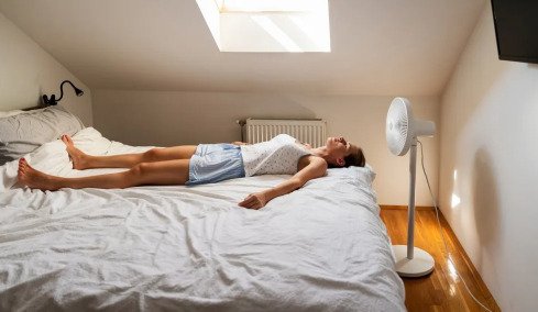 Πόσο πειράζει να κοιμόμαστε με ανοιχτό ανεμιστήρα – Ο ειδικός απαντά  