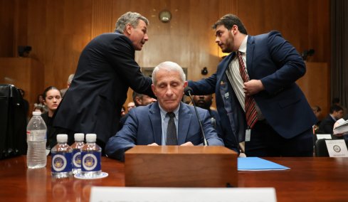 Στη δημοσιότητα μηνύματα του Φάουτσι για την ασφάλεια των εμβολίων του κορωνοϊού κατά την εγκυμοσύνη, τι έγραφε το 2021
